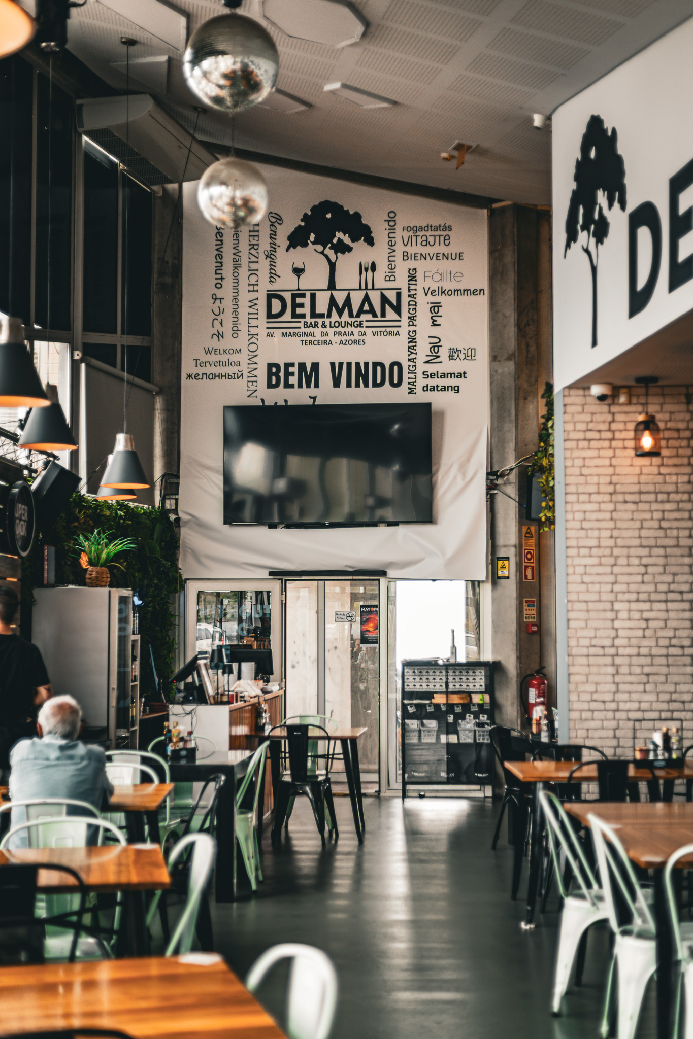 Interior do DELMAN Bar & Lounge na Praia da Vitória, Ilha Terceira