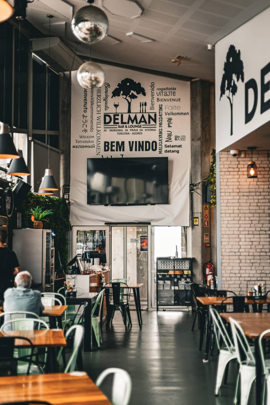 Interior do DELMAN Bar & Lounge na Praia da Vitória, Ilha Terceira