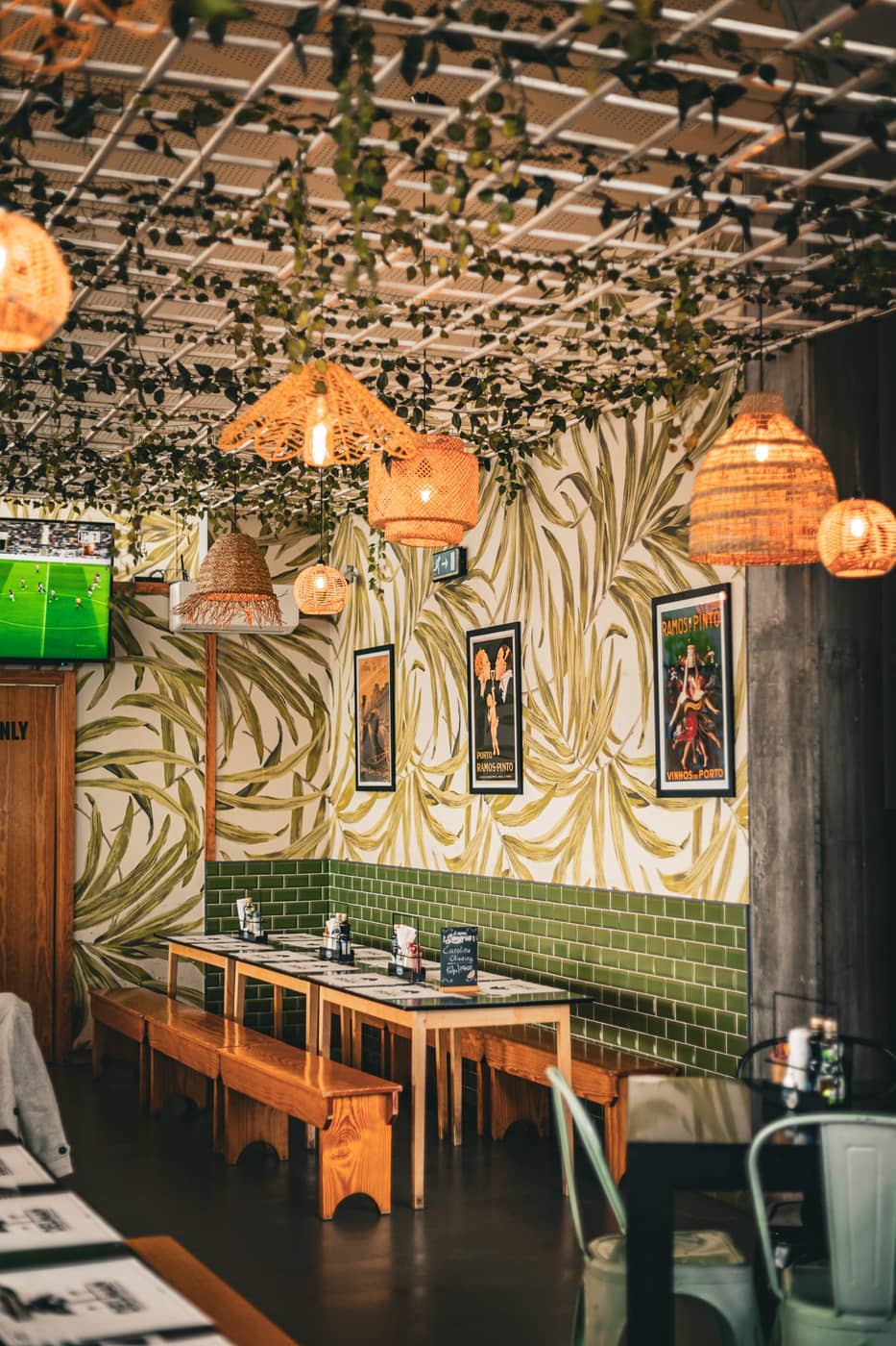 Interior do DELMAN Bar & Lounge na Praia da Vitória, Ilha Terceira