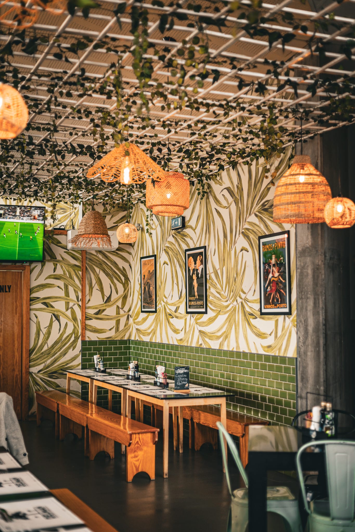 Interior do DELMAN Bar & Lounge na Praia da Vitória, Ilha Terceira