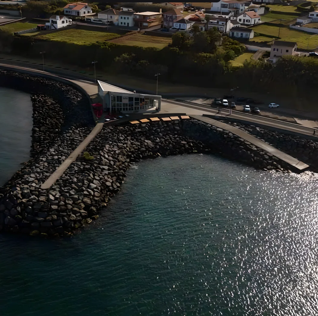 Esplanada do DELMAN com vista mar — restaurante e bar na Praia da Vitória